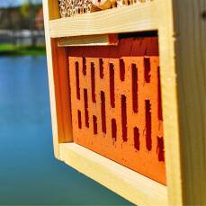 Gemischtes Insektenhotel mit Ton, Schilf und Holzstämmen