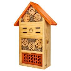 Gemischtes Insektenhotel mit Ton, Schilf und Holzstämmen