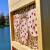 Gemischtes Insektenhotel mit Ton, Schilf und Holzstämmen